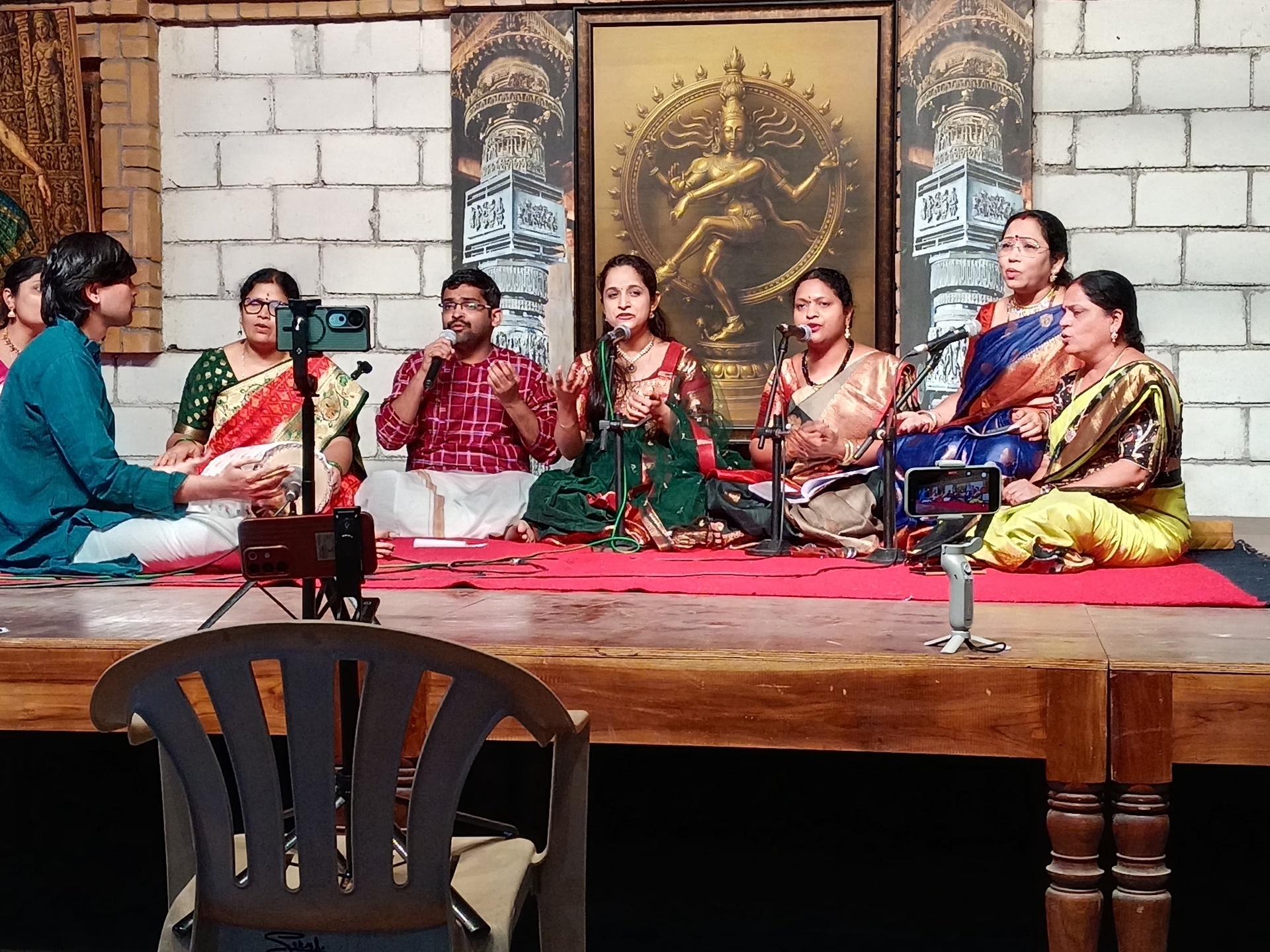 Bhajan ensemble · Nataraja sannidhi
